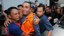 Bupati Buton nonaktif, Samsu Umar Abdul Samiun dipeluk kerabatnya jelang masuk ruang tahanan di Gedung KPK, Jakarta, Kamis (26/1). Samsu Umar tersangka dugaan suap Ketua Mahkamah Konstitusi Akil Mochtar, Oktober 2016. (Liputan6.com/Helmi Fithriansyah)