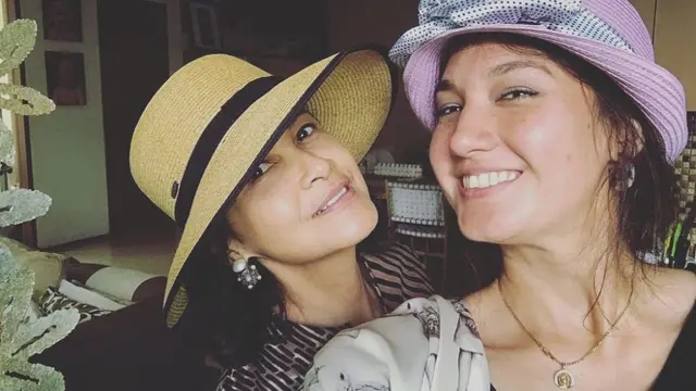 6 Potret Kedekatan Artis dan Menantunya, Dewi Yull Disebut Mertua Idaman