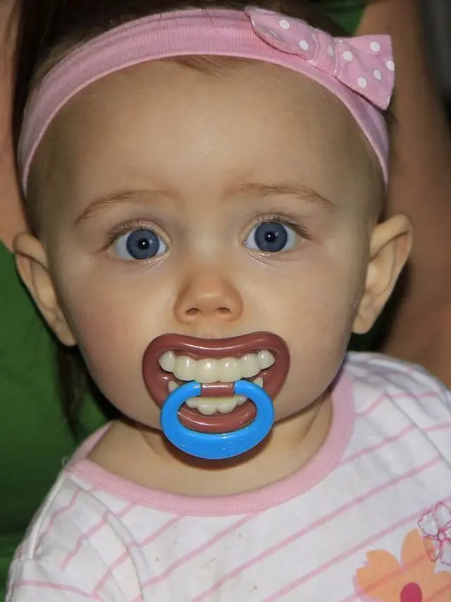 Potret Empeng Bayi Ini Bikin Ketawa, Lucu Banget
