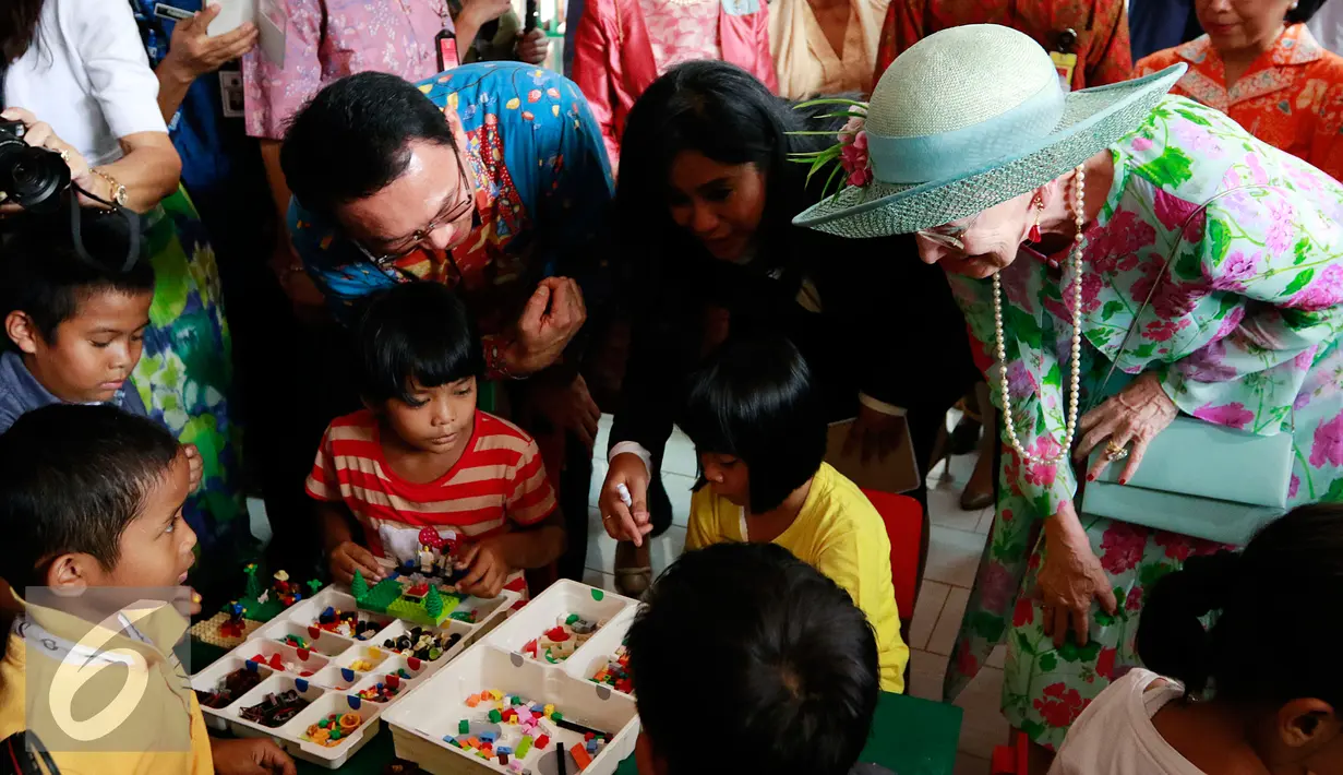 Ratu Denmark Margrethe II bermain lego dengan sejumlah anak di RPTRA Kenanga di Cideng, Jakarta, Kamis (22/10/2015). Kunjungan sekaligus menyumbangkan permainan Lego bagi sejumlah anak-anak di RPTRA. (Liputan6.com/Yoppy Renato)