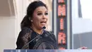 Aktris Eva Longoria memberikan sambutan saat acara penghargaan Hollywood Walk of Fame di Los Angeles, Senin (16/4). Aktris serial TV 'Desperate Housewives' itu merupakan penerima bintang ke-2.634 di kategori Televisi (Willy Sanjuan/Invision/AP)