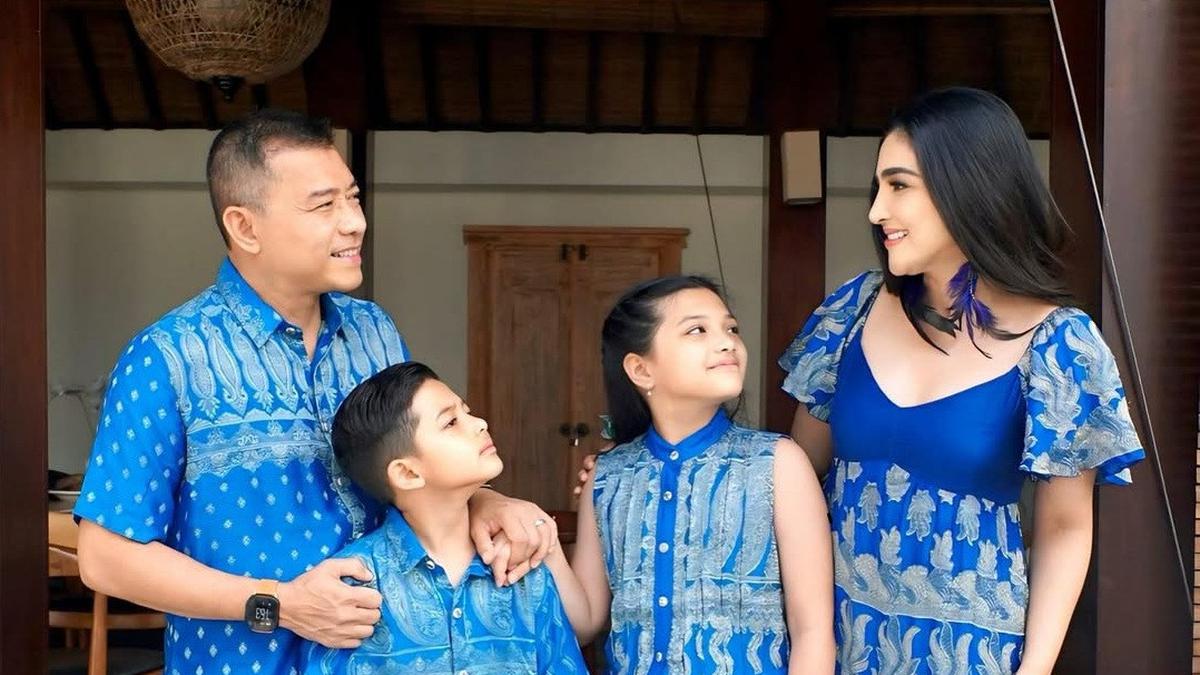 Gaya Seragam Biru Bermotif Keluarga Ashanty di Bali, Inspirasi Tampil Kompak dan Stylish