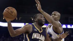 Pemain Indiana Pacers, Al Jefferson (kiri) mencoba melewati pemain  Warriors, David West pada laga NBA Oracle Arena,Oakland, California, (5/12/2016). (AP/Ben Margot)