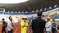 Manejer Persib, Umuh Muchtar, saat meninjau kesiapan Stadion GBLA sebagai markas Persib di TSC 2016 mulai 18 Juni 2016. (Bola.com/Erwin Snaz)