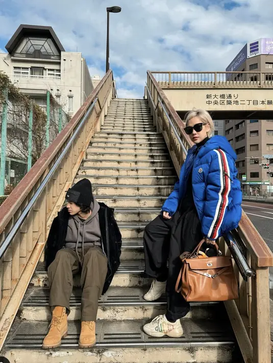 Untuk gaya yang lebih simple, tampilan rambut dengan belahan pinggir juga tetap hadirkan kesan stylish. [Foto: Bunga Citra Lestari/ Instagram]