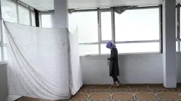 Seorang Muslim saat Itikaf di masjid di Kabul, Afghanistan, Selasa (4/5/2021). Bulan Ramadan telah memasuki hari-hari terakhirnya. Untuk mengejar sebanyak mungkin kebaikan di bulan suci ini, banyak umat Muslim yang melakukan iktikaf. (AP Photo/Rahmat Gul)