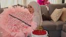 Setelah mendapatkan kejutan di Sea World, Dara Arafah kemudian mendapatkan kejutan lagi. Dara mendapatkan buket bunga mawar pink besar dan kue tart stroberi dari teman-temannya. Rumahnya didesain simpel dengan balon-balon warna putih dan merah muda. Menginjak usia 25 tahun, sahabat Keanu Agl ini makin istikamah menutup auratnya dengan berhijab. (Liputan6.com/IG/@daraarafah)
