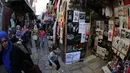 Warga beraktivitas di sebuah bagian Kota Tua Yerusalem pada 24 April 2017. Kawasan Timur Tengah disebut harus bersiap menghadapi prospek kerusuhan untuk mengantisipasi deklarasi sepihak Donald Trump tersebut. (AFP Photo/Mahmud Hams)