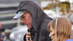 Aktor Hollywood Ryan Reynolds berjalan dengan menutupi wajahnya yang tertutup make up seperti luka terbakar untuk melakukan syuting  "Deadpool". Aktor 39 tahun ini memerankan wajah Wade Wilson dalam filmnya tersebut. (Dailymail)