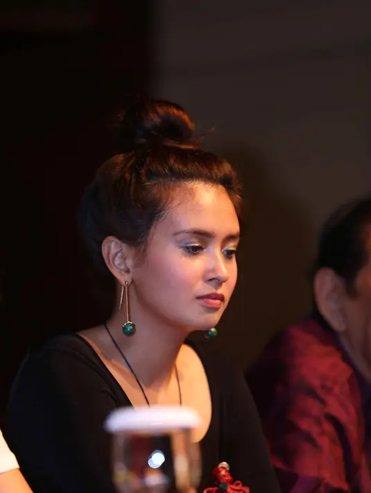 Tidak hanya riset, sebagai Kardinah yang merukan keturunan ningrat, ia harus bisa berbahasa jawa dengan logat halus. Serta terbiasa mengenakan kain sendiri. (Nurwahyunan/Bintang.com)