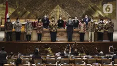 Sejumlah menteri kabinet Indonesia Maju foto bersama Pimpinan DPR usai pengesahan UU Cipta Kerja pada Rapat Paripurna di Kompleks Parlemen, Jakarta (5/10/2020). Rapat tersebut membahas berbagai agenda, salah satunya mengesahkan RUU Omnibus Law Cipta Kerja menjadi UU. (Liputan6.com/JohanTallo)
