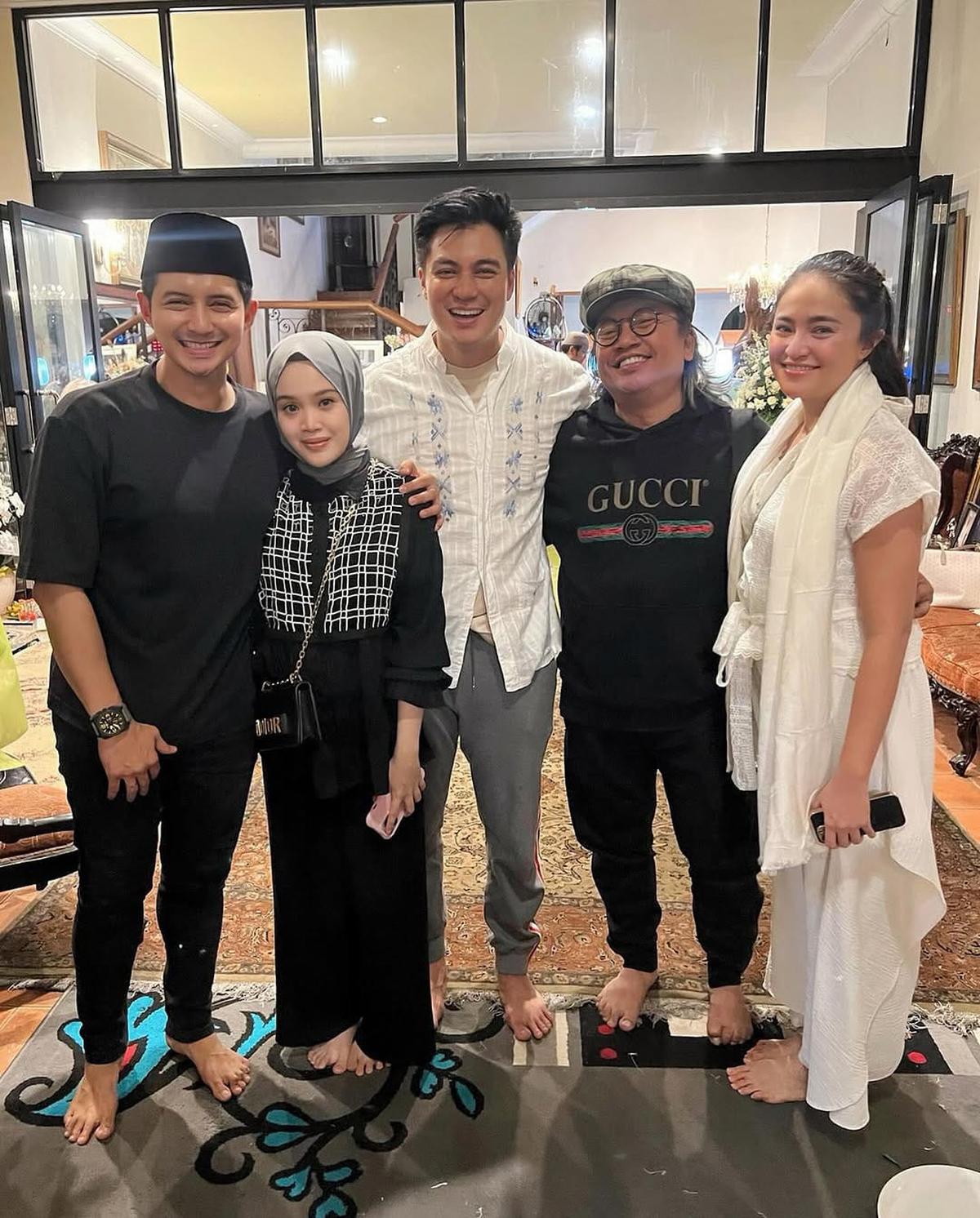 Potret Chand Kelvin dan Istri Hadiri Pengajian 7 Hari Meninggalnya Ayah Baim Wong