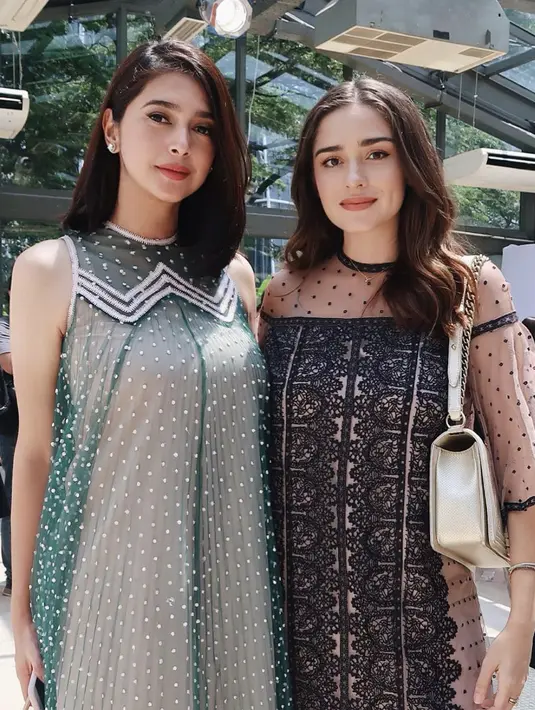 Kali ini keduanya kompak dengan dress see through yang cocok dikenakan untuk agenda formal. [Foto: Instagram/ Nabila Syakieb]