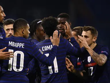 Pemain Prancis merayakan gol yang dicetak Kylian Mbappe ke gawang Kroasia pada laga lanjutan UEFA Nations League 2020/2021 di Maksimir Stadium, Kamis (15/10/2020) dini hari WIB. Prancis menang 2-1 atas Kroasia. (AFP/Franck Fife)