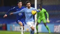 Penyerang Manchester City, Bernardo Silva, mengontrol bola saat melawan Chelsea pada laga Liga Inggris di Stadion Stamford Bridge, Minggu (3/1/2021). City menang dengan skor 3-1. (Shaun Botterill/Pool via AP)
