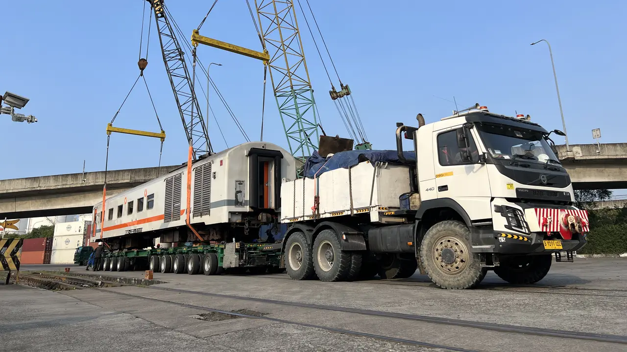 KAI Logistik dipercaya untuk mengangkut 22 unit kereta api dengan total berat 836 ton dari berbagai wilayah di Jawa menuju Sumatera.
