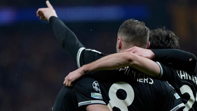 Pemain Juventus Teun Koopmeiners (tengah) merayakan gol kedua timnya bersama rekan-rekannya