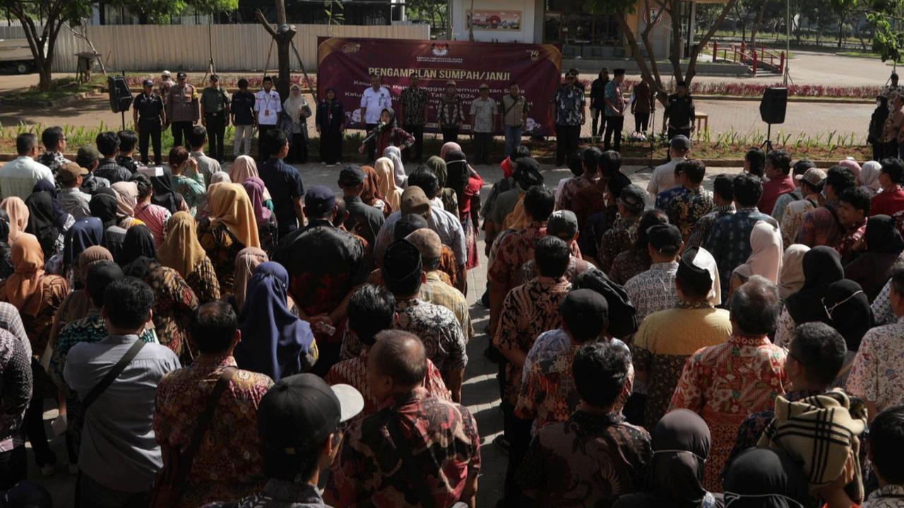 Petugas Kelompok Penyelenggara Pemungutan Suara (KPPS) Pemilu 2024 datang berkumpul di Kelurahan Jakasampurna, Kecamatan Bekasi Barat, Jawa Barat, Kamis (25/1/2024). <br>(Foto merdeka.com / Imam Buhori)