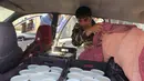 Seorang anggota pasukan keamanan Afghanistan memeriksa kendaraan di sebuah pos pemeriksaan keamanan di Kunduz, Afghanistan, Kamis (21/5/2020). Pasukan keamanan Afghanistan meningkatkan pengamanan menjelang Hari Raya Idul Fitri yang menandai berakhirnya bulan suci Ramadan. (Xinhua/Ajmal Kakar)