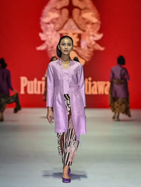 Koleksi Putri Pare Setiawati menampilkan potongan kebaya gaya Solo kuno, yaitu kebaya panjang dengan detail pada dada beraksen khas Jogja, kemben atau kutubaru yang terinspirasi dari kebaya sang Ibu. Ada juga kebaya berkerah yang dinamai Kebaya Rembang, kebaya kerah beskap, hingga kebaya asimetris. [Foto: Document/JFW]