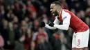 Striker Arsenal, Alexandre Lacazette, melakukan selebrasi usai mencetak gol ke gawang CSKA Moscow pada laga perempat final Liga Europa, di Stadion Emirates, Kamis (5/4/2018).  Arsenal menang 4-1 atas CSKA Moscow. (AP/Tim Ireland)