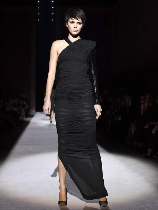 Model Kendall Jenner berpose membawakan busana karya Tom Ford Spring/Summer 2018 selama New York Fashion Week di Park Avenue Armory, New York City (6/9). Kendall tampil cantik dengan gaun berwarna hitam. (AFP Photo/Angela Weiss)
