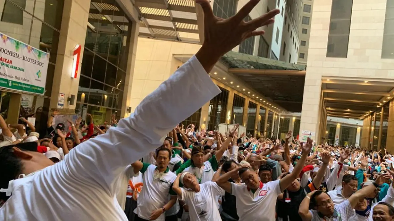 Jemaah haji dan Menteri Agama Lukman Hakim Syaifuddin melakukan senam ngapak di Makkah/ Hani/MCH