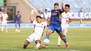 <p>Pemian Persib Bandung, Ciro Alves berebut bola dengan pemain PSM Makassar, Muhammad Daffa Salman pada laga Piala Presiden 2024 di Stadion Si Jalak Harupat, Bandung, Jumat (19/07/2024). (Bola.com/Abdul Aziz)</p>