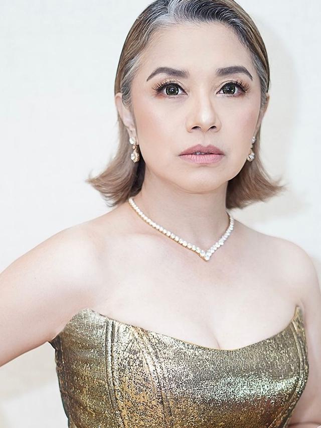 7 Potret Ruth Sahanaya Tampil Menawan di Usia 55 Tahun, Menawan Pamerkan Uban