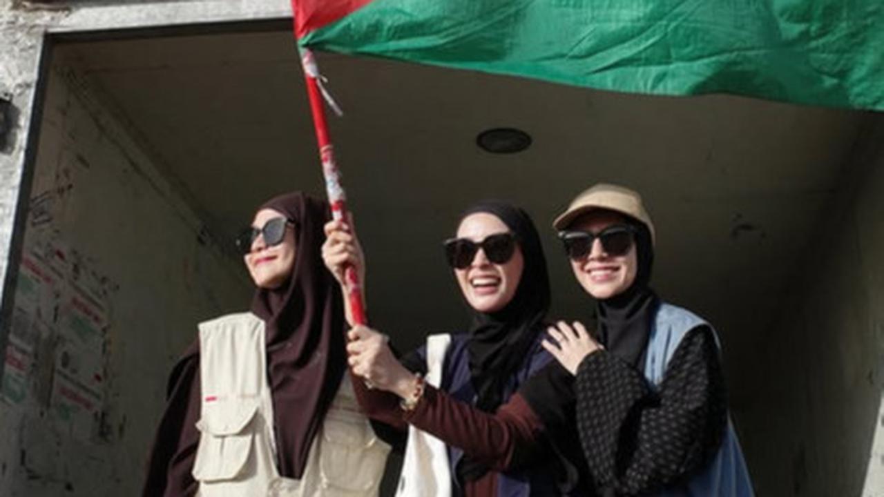 Potret Zaskia Adya Mecca Bareng Sederet Artis Indonesia Lakukan Aksi Solidaritas Jalan Kaki 50 KM Demi Gaza