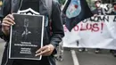 Mahasiswa Universitas Indraprasta atau Unindra membawa poster bertulis "Turut Berduka Cita Atas Meninggalnya Mata Hati Wakil Rakyat" saat menggelar longmarch menolak UU Cipta Kerja di Jalan TB Simatupang, Jakarta, Rabu (7/10/2020). (merdeka.com/Iqbal S. Nugroho)