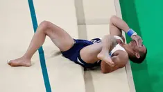 Atlet senam artistik Prancis Samir Ait Said terkulai lemah dengan posisi kaki patah pada babak kualifikasi Olimpiade Rio 2016 di Rio Olympic Arena, Brasil, Minggu (7/8). Samir gagal mendarat dan membuat kakinya patah. (REUTERS/Athit Perawongmetha)