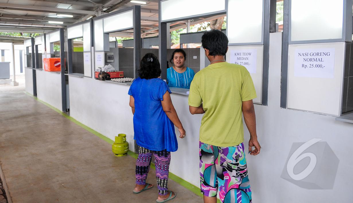 Sejumlah kios 'Lenggang Jakarta' masih terlihat kosong, Jakarta, Jumat (17/4/2015). Para pengunjung terlihat memesan sesuatu di Kios 'Lenggang Jakarta'. (Liputan6.com/Faizal Fanani)