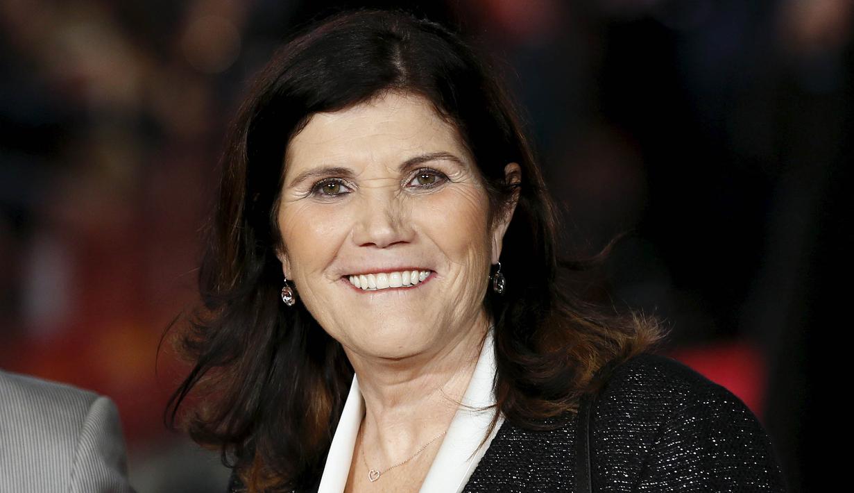 Ibunda Cristiano Ronaldo, Dolores Aveiro turut menghadiri pemutaran perdana film dokumenter yang bercerita tentang anaknya di Leicester Square, Inggris, Senin (9/11/2015). (Reuters/Stefan Wermuth)