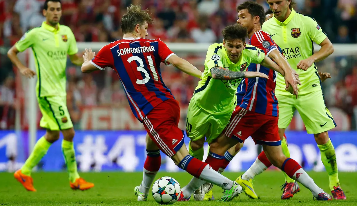 Duel panas terjadi di leg kedua Semifinal Liga Champions antara Bayern Muenchen dengan Barcelona di Allianz Arena, Jerman, Rabu (13/5/2015). Bayern Muenchen menang 3-2 atas Barcelona.  (Reuters/Kai Pfaffenbach)
