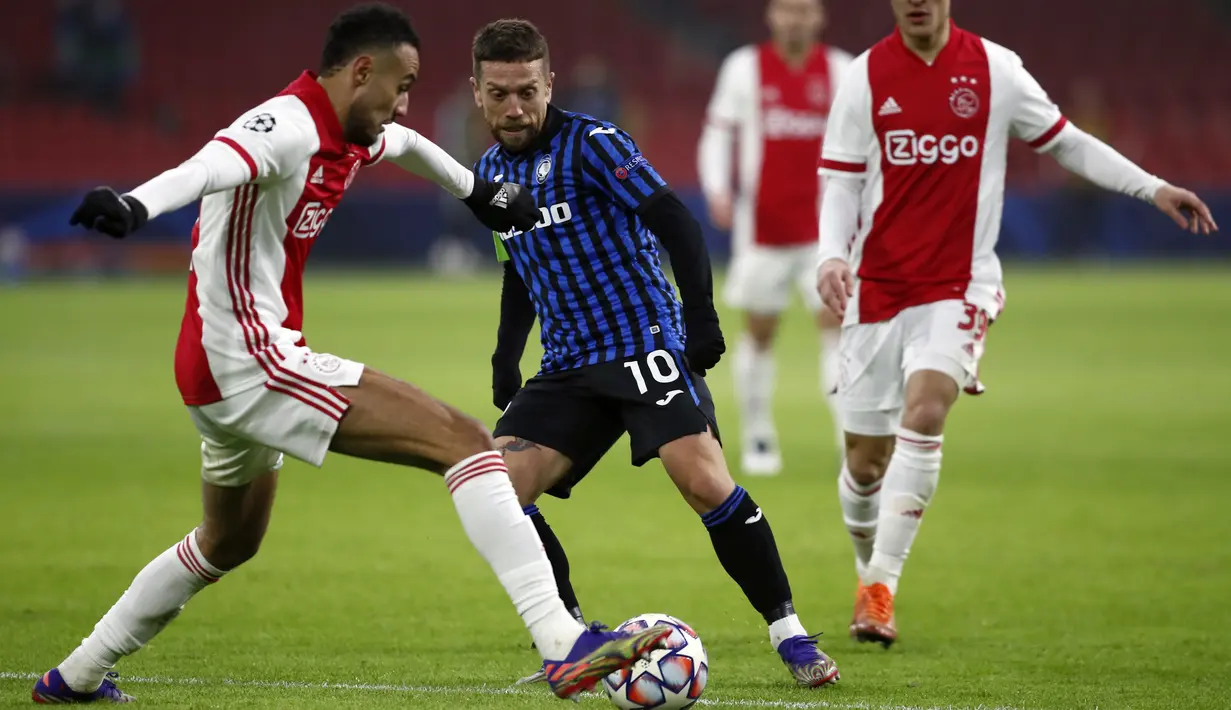 Bek Ajax, Noussair Mazraoui berusaha melewati gelandang Atalanta, Papu Gomez pada pertandingan Grup D Liga Champions di Johan Cruyff ArenA di Amsterdam, Belanda, Kamis (10/12/2020). Dengan hasil ini Atalanta berhasil melaju ke babak 16 besar Liga Champions bersam Liverpool. (AP Photo/Peter Dejong)