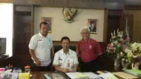 CEO Persija Barat, Taufik Jursal (kanan) saat menemui walikota baru Jakarta Barat, Rustam Effendi (istimewa)