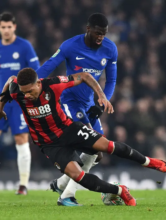 Pemain Chelsea, Tiemoue Bakayoko (kanan) berebut bola dengan pemain Bournemouth, Jordon Ibe pada laga perempatfinal Piala Liga Inggris di Stamford Bridge stadium, London, (20/12/2017). Chelsea menang 2-1. (AFP/Glyn Kirk)