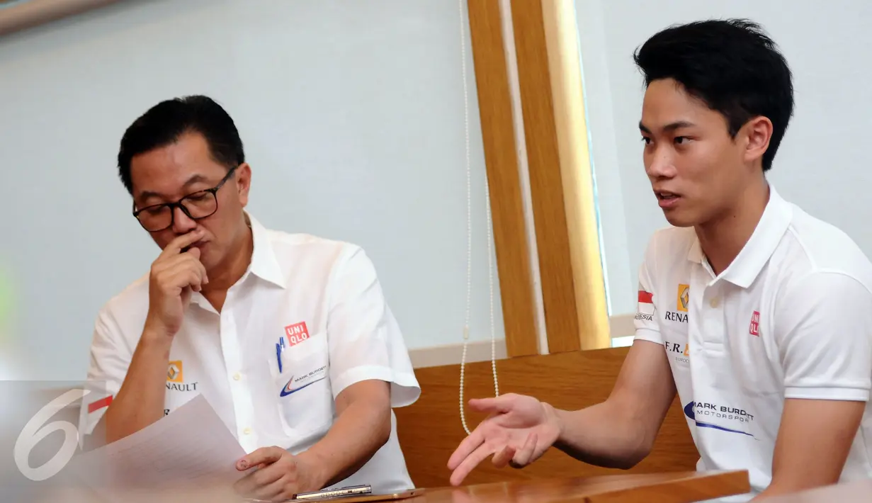 Presley Martono (kanan) memberi keterangan terkait persiapan berlaga di ajang Eurocup Formula Renault 2.0 2017, Jakarta, Kamis (9/3). Presley akan bergabung dengan tim asal Inggris, Mark Burdett Motorsport. (Liputan6.com/Helmi Fithriansyah)