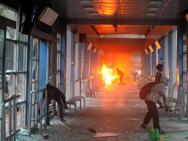 Massa membakar halte Transjakarta di Jalan MH. Thamrin, Jakarta, Kamis (8/10/2020). Aksi anarkis massa dilakukan setelah bentrok dengan petugas kepolisian di kawasan Patung Kuda, Jakarta.(merdeka.com/Arie Basuki)