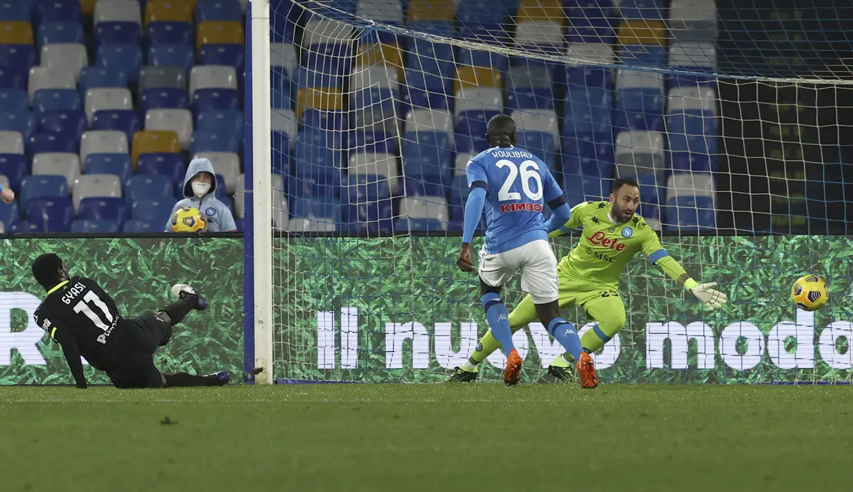 Penyerang Spezia, Emmanuel Gyasi saat mencetak gol ke gawang Napoli pada pertandingan perempat final Coppa Italia di stadion Maradona di Naples, Italia, Jumat (29/1/2021). Napoli menang telak atas Spezia 4-2. (Alessandro Garofalo/LaPresse via AP)