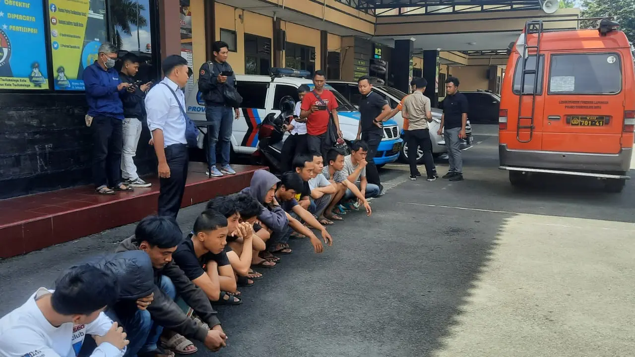 Kepolisian Resort Tasikmalaya Kota, Jawa Barat mengamankan belasan pemuda tanggung, terduga pelemparan batu yang menyebabkan satu warga meninggal dunia. (Liputan6.com/Jayadi Supriadin)