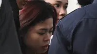Wajah Siti Aisyah, WNI tersangka pembunuhan Kim Jong-nam setiba di Pengadilan Sepang, Malaysia, Rabu (1/3). Untuk pertama kalinya Siti Aisyah bisa dilihat publik sejak ditahan pasca-pembunuhan kakak tiri pemimpin Korut Kim Jong-un itu. (Mohd RASFAN/AFP)
