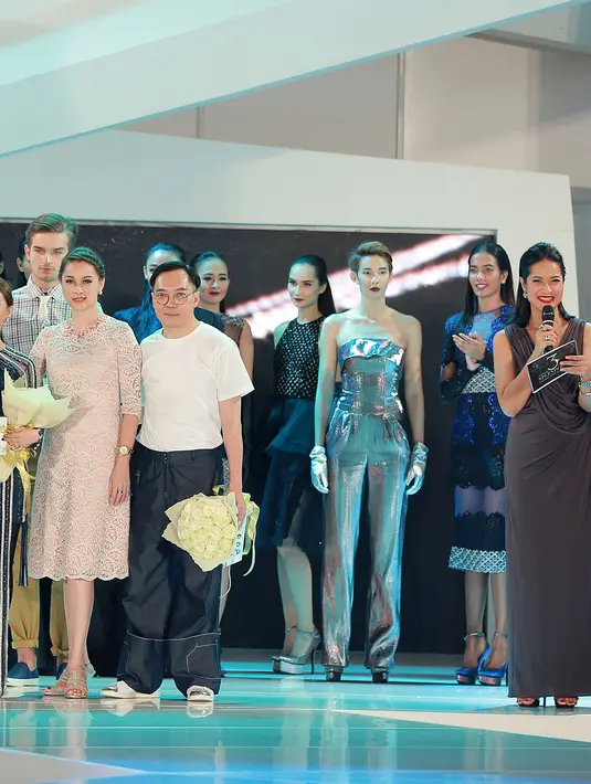 Acara ditutup dengan penyerahan card previlage kepada Tri Handoko, Ivan Gunawan dan Rossa oleh pihak Lippo Mall Kemang, Jakarta. (Galih W. Satria/Bintang.com)