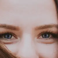Dark circle, eye bags dan puffy eyes merupakan kondisi mata yang berbeda dan butuh penanganan yang berbeda pula. (Foto: unsplash.com)