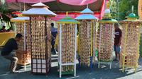 Sebelum dimasukkan ke serambi masjid, Tolangga terlebih dahulu didata. Pendataan dilakukan untuk mencatat nama keluarga pemberi Tolangga dan nomor urut. MC Prov. Gorontalo/Haris