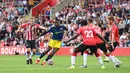 Memasuki babak kedua, Manchester United memperoleh peluang mendapatkan hadiah penalti pada menit ke-48 usai tendangan Paul Pogba diklaim menyentuh tangan Mohammed Salisu. Usai memeriksa VAR, wasit memutuskan tidak terjadi handsball. (Foto: AFP/Glyn Kirk)