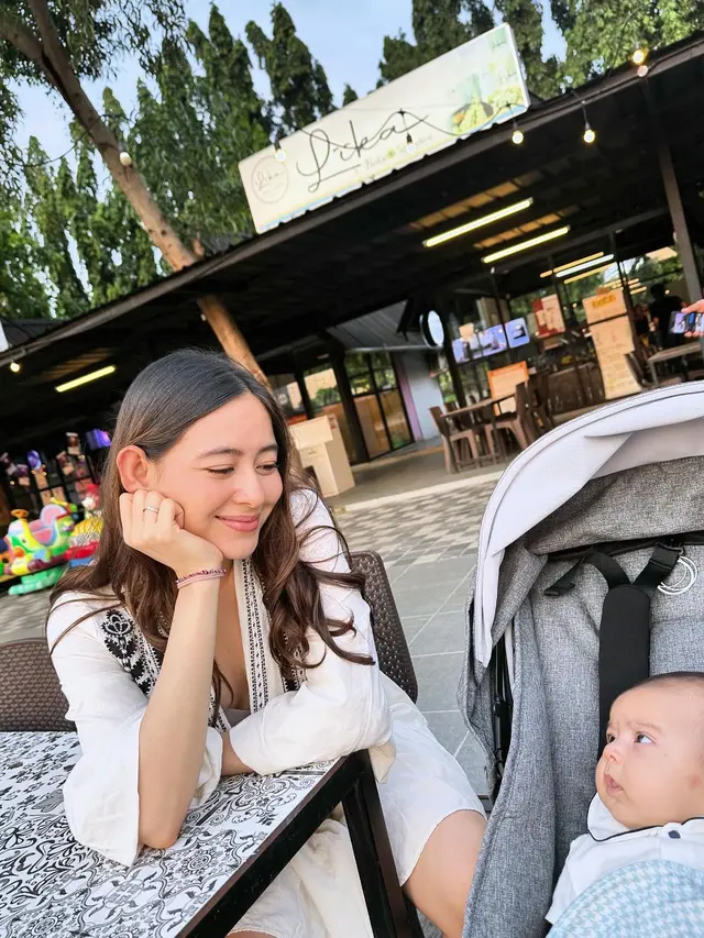 7 Potret Laura Theux Bareng Buah Hati, Asuh Anak Tanpa Bantuan Baby Sitter