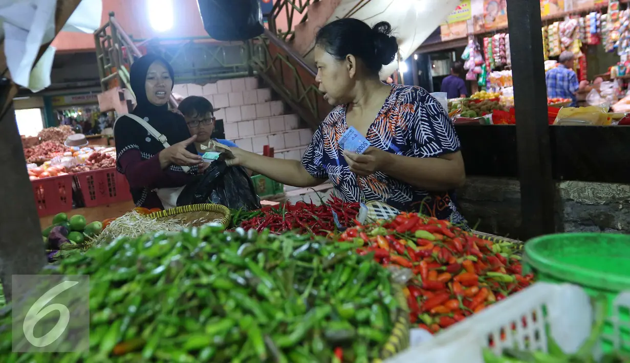 Transaksi jual beli di pasar di Tebet, Jakarta, Senin (1/8). BPS melaporkan Inflasi Juli ini lebih tinggi dari inflasi Juni 2016 sebesar 0,66 persen. (Liputan6.com/Angga Yuniar)