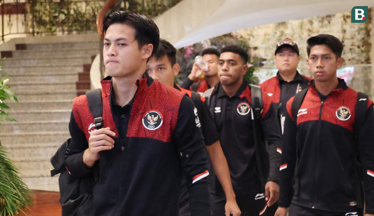 <p>Pemain Timnas Indonesia U-22, Alfeandra Dewangga dan kawan-kawan saat meninggalkan Hotel Phnom Penh menuju Stadion Olympic, Phnom Penh, Selasa (16/05/2023). Mereka akan menjalani partai final SEA Games melawan Thailand. (Bola.com/Abdul Aziz)</p>